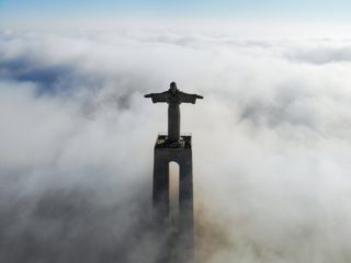 雲海に浮かぶ銅像