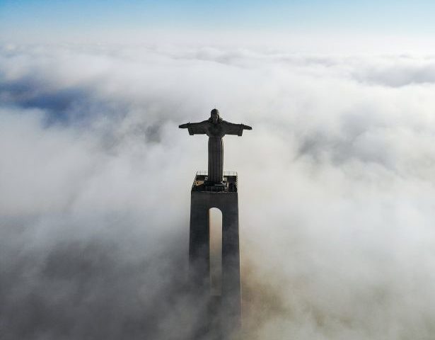 雲海に浮かぶ銅像